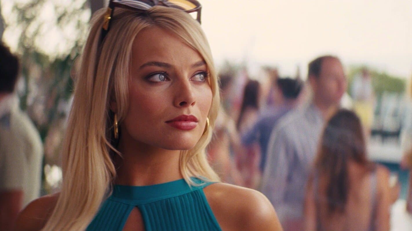 Margot Robbie as Naomi Lapaglia at a party