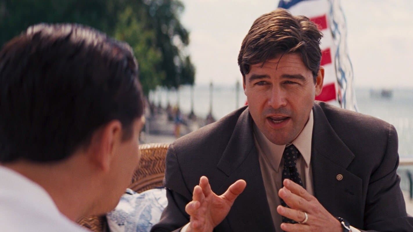 Kyle Chandler as FBI agent Patrick Denham questioning Jordan Belfort
